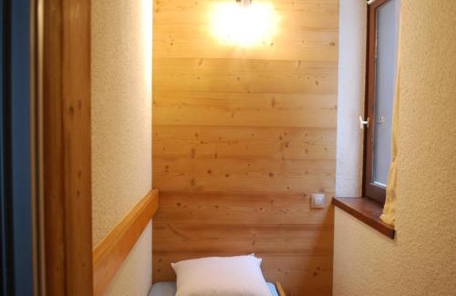 Val-d'Isere Apartment | Charme et Confort au Centre de Val d'Isère – 2 Pièces Cabine Rénové pour 5 Pers., Proche Pistes - FR-1-518-25