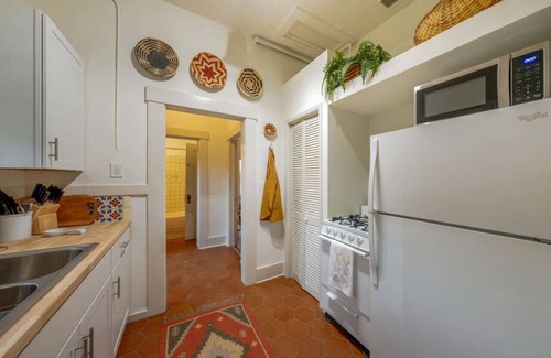 West University House | Charmer/1 BR 1 BA/3 Blocks from U of A /Sleep 3