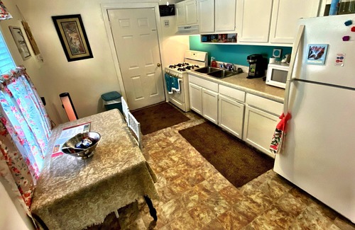 Pascagoula House | Charmer! Beach Park Getaway Comfy Nightly Tourist-Home PlentyAmenities 2Queen