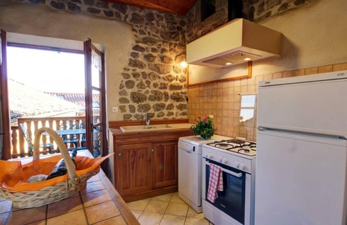 Essertines-en-Chatelneuf Cottage | Charming Cottage with Terrace near Montbrison – Pet Friendly, Free Wi-Fi & Parking
