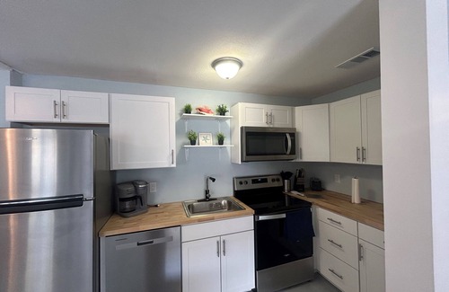 Redington Shores Cottage | Charming 1 /1 bath 100 feet to Beach Cable, WiFi AC, Utilities Redington Shores