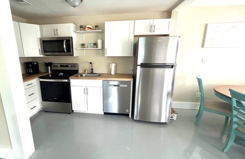 Redington Shores Cottage | Charming 1 /1 bath 100 feet to Beach Cable, WiFi AC, Utilities Redington Shores
