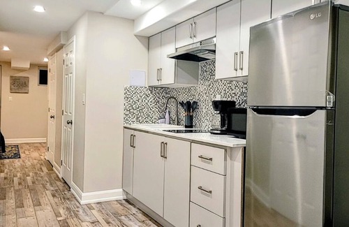 Ajax Apartment | Charming 1 BDR Studio in Ajax! Sleeps 2