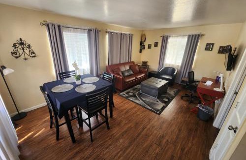 Keeling Apartment | Charming 1-bed apt, cook-ready kitchen, laundry, 5-8 mins to U of A and Downtown