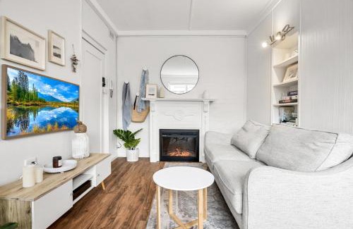 St Kilda West Apartment | Charming 1-Bed with Fireplace by the Beach