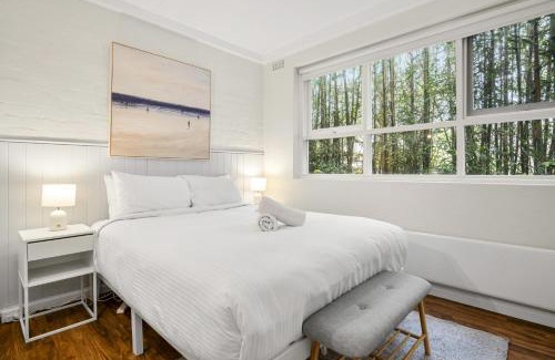 St Kilda West Apartment | Charming 1-Bed with Fireplace by the Beach