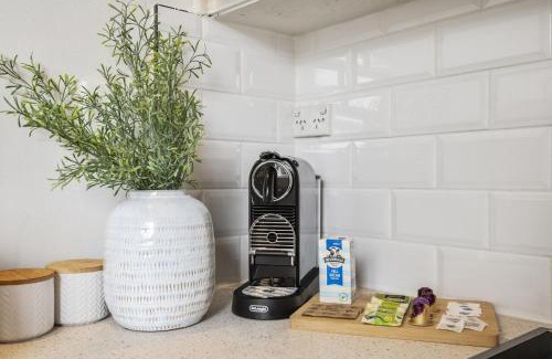 St Kilda West Apartment | Charming 1-Bed with Fireplace by the Beach