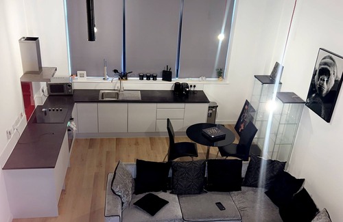 West Bromwich Apartment | Charming 1-bedroom apartment in cool West Bromwich with WiFi.