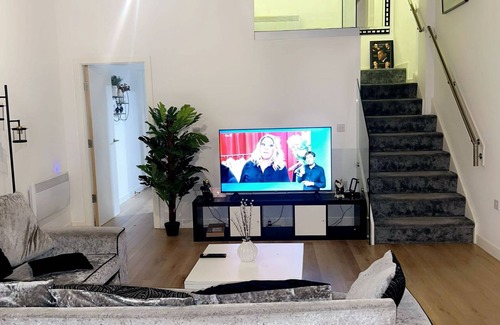 West Bromwich Apartment | Charming 1-bedroom apartment in cool West Bromwich with WiFi.