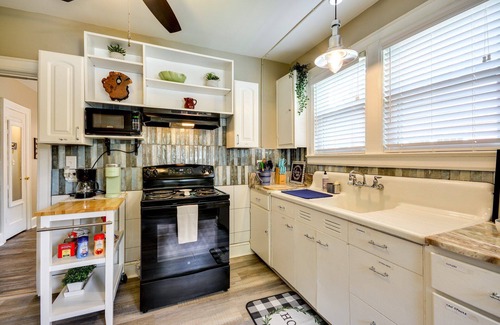 Greensboro Apartment | Charming 1-bedroom apartment in delightful Greensboro with central AC & parking