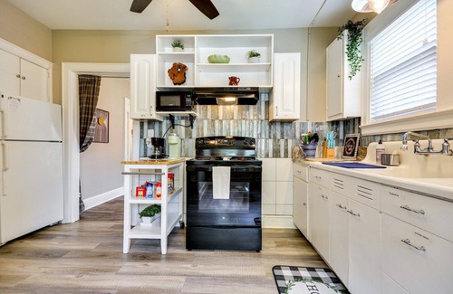 Greensboro Apartment | Charming 1-bedroom apartment in delightful Greensboro with central AC & parking