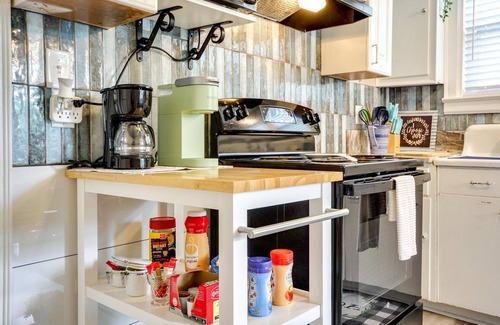 Greensboro Apartment | Charming 1-bedroom apartment in delightful Greensboro with central AC & parking