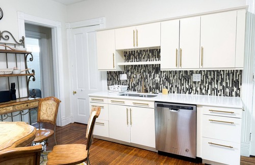 Old Louisville Apartment | Charming 1-bedroom apartment in Vibrant Old Louisville WiFi Washer/Dryer