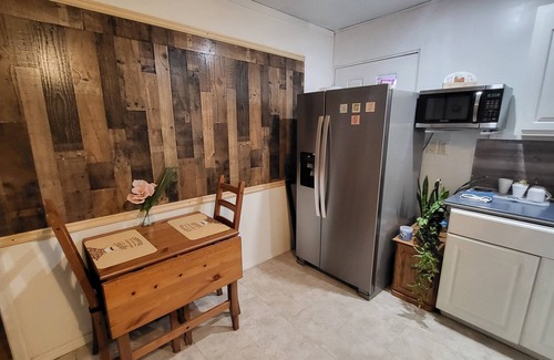 New Castle Apartment | Charming 1-bedroom apartment ,living room, Kitchen, Dining, Bathroom, Patio etc