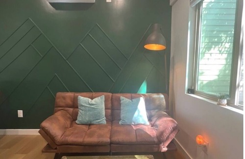 Southeastern Sacramento Cottage | Charming 1-bedroom cottage with AC and WiFi in Sacramento