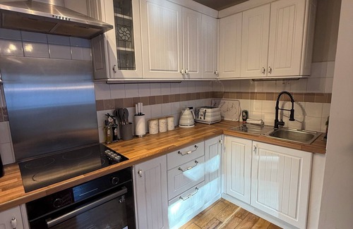 Shibden House | Charming 1-bedroom house in Northowram Halifax with WiFi and work Desk