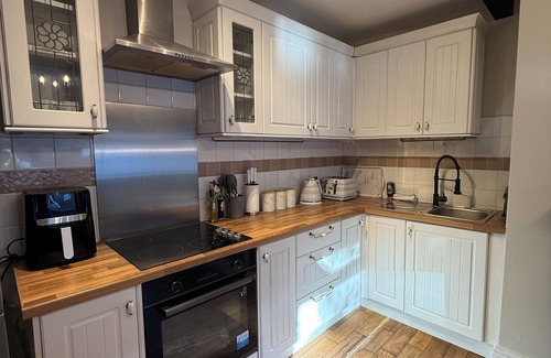 Shibden House | Charming 1-bedroom house in Northowram Halifax with WiFi and work Desk