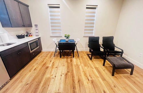 Tracy House | Charming 1-bedroom house with AC, WiFi in fabulous Tracy