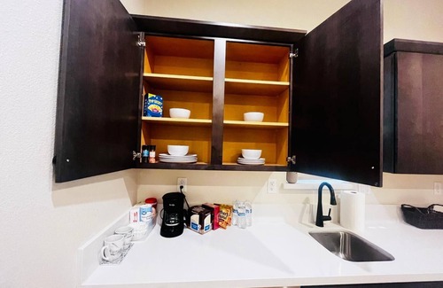 Tracy House | Charming 1-bedroom house with AC, WiFi in fabulous Tracy
