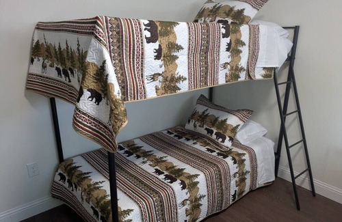 Canaan Hotel | Charming 1-bedroom motel room#2 with AC, WiFi in fabulous Canaan