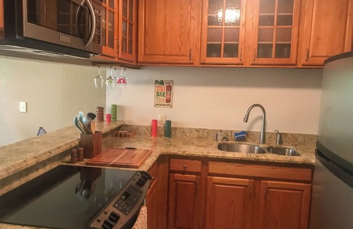 Historic Kailua Village Condo | Charming 1-bedroom condo in downtown Kailua-Kona just 2 blocks from the beach