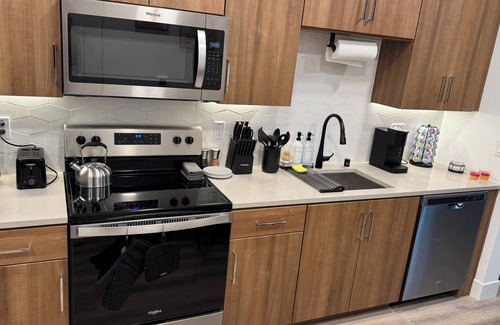 Hollywood Apartment | Charming 1-bedroom apartment in fabulous Los Angeles with AC, fitness room