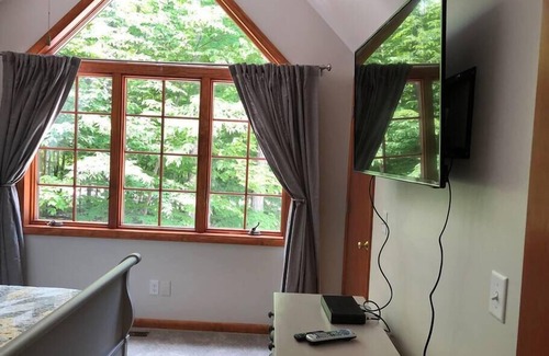 Cedar House | Charming 1 King BR near Leland