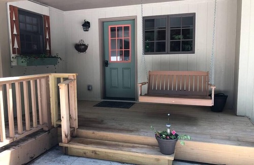 Cedar House | Charming 1 King BR near Leland