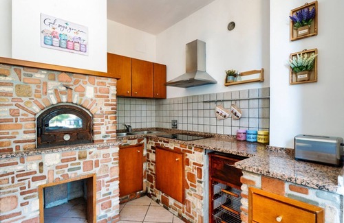 Assisi Apartment | Charming 100 sqm apartment, perfect for 6 people and ideal for families, spread over two levels and located on the mezzanine floor of a building without an elevator.The property is located in Castelnuovo, a town immersed in the green Umbrian countryside,