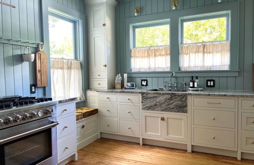 Sebring House | Charming 1920s Bungalow- stay where HGTV's Hometown Takeover stayed!