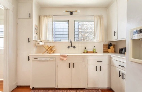 Hermosa Beach House | Charming 1920s Hermosa Bungalow Steps from The Strand