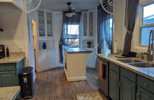 Vallejo House | Charming 1920s Retreat with outdoor space and close to Napa! Pet-friendly