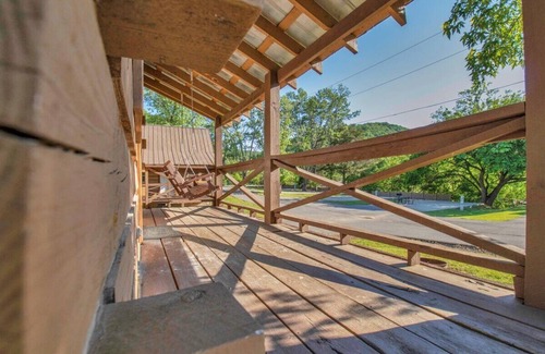 Gatlinburg - Pigeon Forge Cabin | Charming 1BR Cabin with Parking