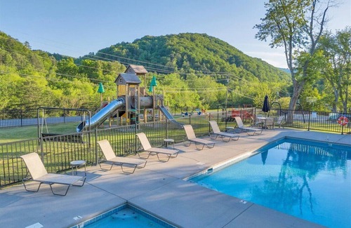 Gatlinburg - Pigeon Forge Cabin | Charming 1BR Cabin with Parking