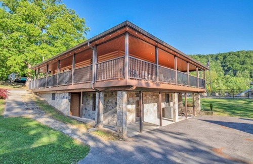 Gatlinburg - Pigeon Forge Cabin | Charming 1BR Cabin with Parking