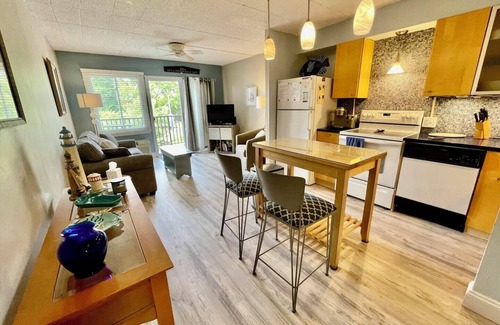 Country Club Estates Condo | Charming 1BR Rehoboth Condo w/Elevator, Parking&Beach Access – Perfect Getaway!
