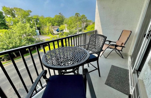 Country Club Estates Condo | Charming 1BR Rehoboth Condo w/Elevator, Parking&Beach Access – Perfect Getaway!