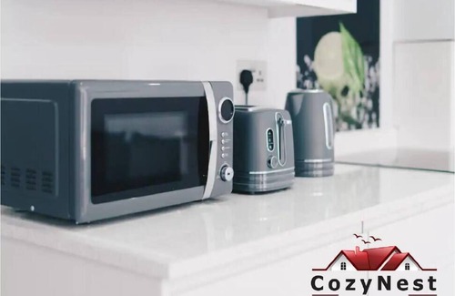 Reading City Centre Apartment | Charming 2 Bed 2 Bath Flat & Parking by CozyNest