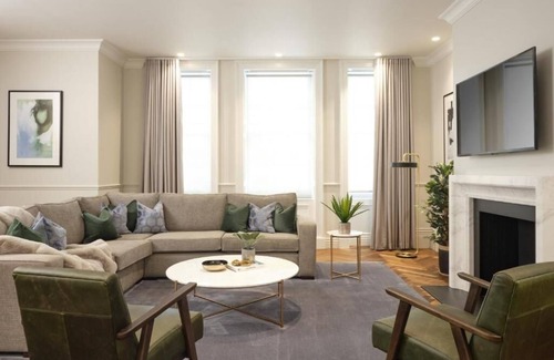 City of Westminster Apartment | Charming 2-Bed Apartment w/Weekly Housekeeping & Fully Equipped Kitchen