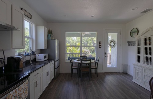 New Smyrna Beach Cottage | Charming 2-bedroom cottage with a farm-feel, 10 min from the beach!