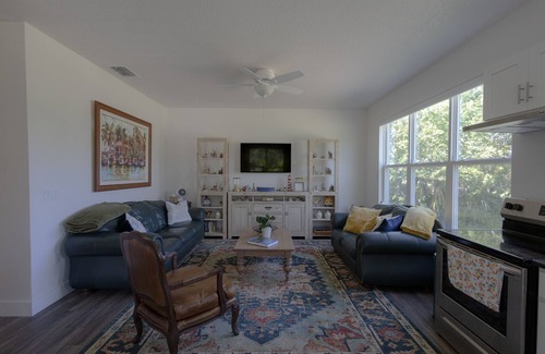 New Smyrna Beach Cottage | Charming 2-bedroom cottage with a farm-feel, 10 min from the beach!