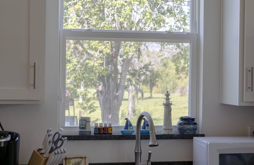 New Smyrna Beach Cottage | Charming 2-bedroom cottage with a farm-feel, 10 min from the beach!