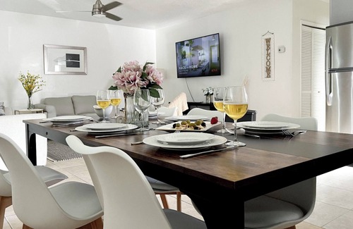 Oakland Park House | Charming 2-bedroom house with WiFi, AC in sunny Fort Lauderdale #2