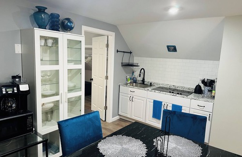 Orange Apartment | Charming 2-bedroom apartment with WiFi, AC in City of Orange