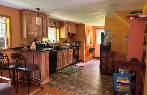 Rotterdam Junction Cottage | Charming 2-bedroom cottage with AC and WiFi on Ballston Lake. Family friendly.