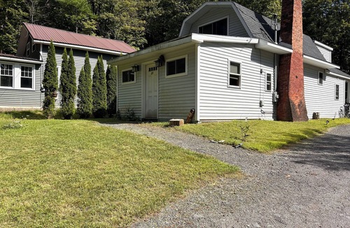 Rotterdam Junction Cottage | Charming 2-bedroom cottage with AC and WiFi on Ballston Lake. Family friendly.