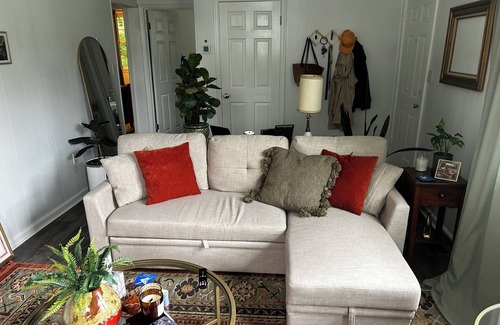 Bowling Green House | Charming 2-bedroom house in Bowling Green with AC