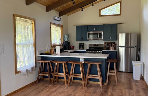 Fern Acres House | Charming 2-bedroom house near Volcanoes National Park with WiFi.