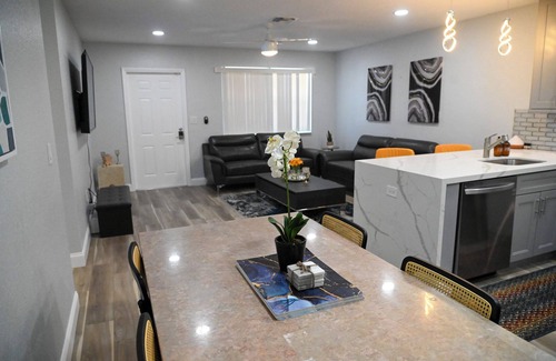 Hollywood House | Charming 2-bedroom 1bath house in Hollywood with AC, WiFi 2TV'S, patio and yard