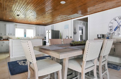 Eclectic House | Charming 2-bedroom 2 bath house on beautiful Lake Martin. Quiet and peaceful.